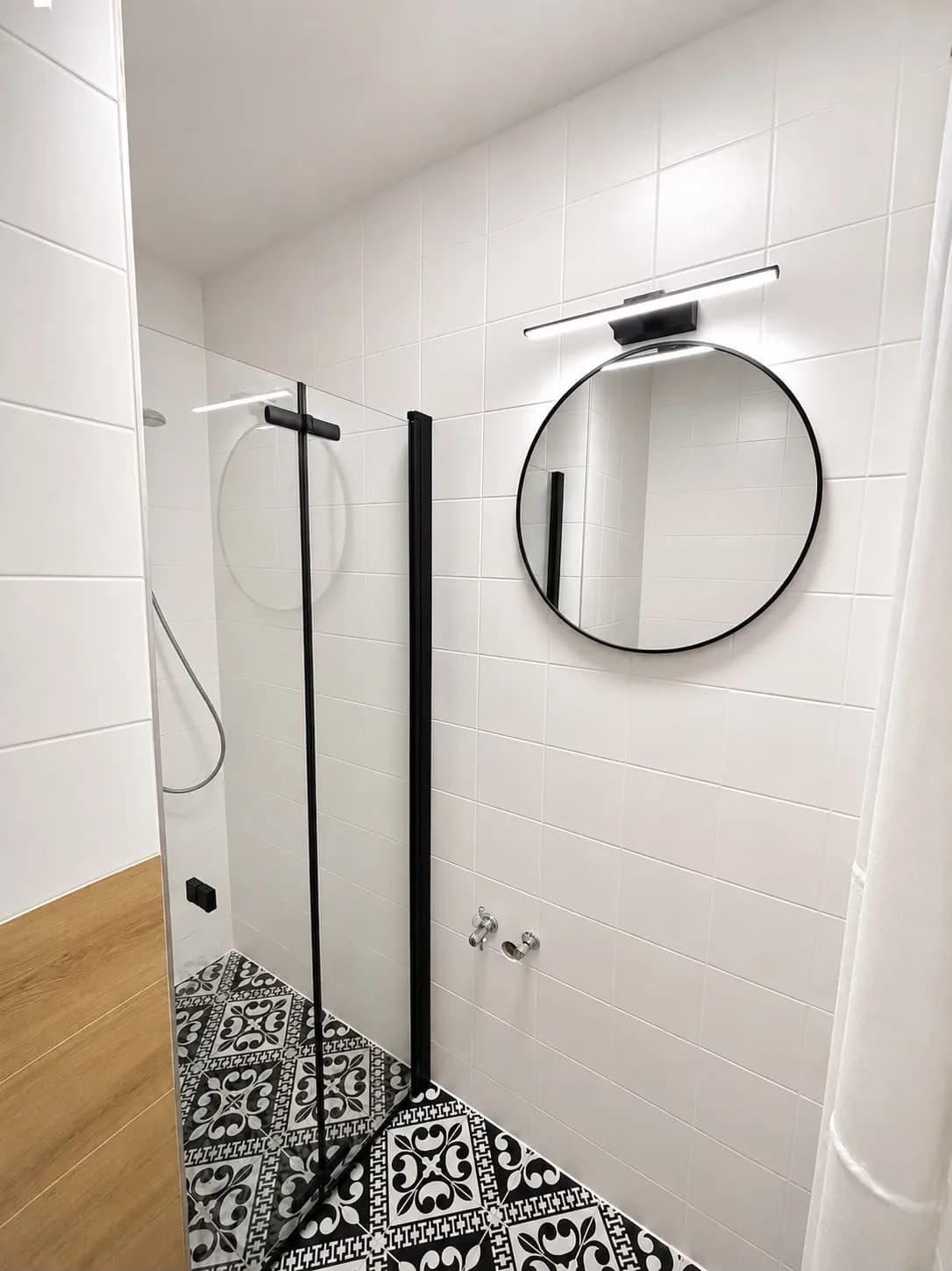Designový walk-in kout s geometrickou dlažbou